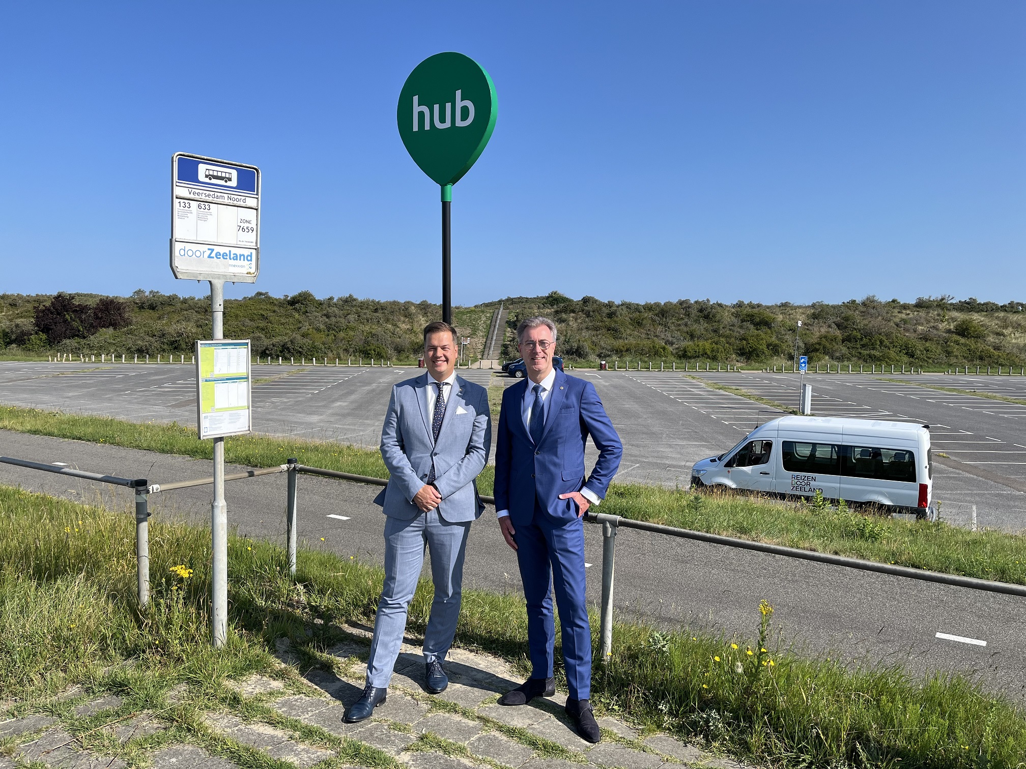 gedeputeerde_van_der_maas_en_wethouder_van_belzen_bij_een_hub_in_noord-beveland