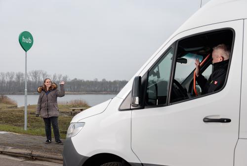 Flex bus chauffeur en reiziger