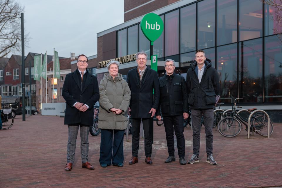 Gedeputeerde Van der Maas, directeur Ruben de Looff van de Mobiliteitscentrale en wethouders Boonman (gemeente Vlissingen), Doorn-Roosenburg (gemeente Middelburg) en De Jonge (gemeente Veere) bij een hub-bord.